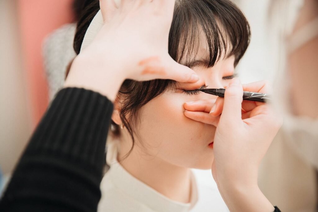 Smokey Eye Tutorial: How to Achieve That Perfect Smudge 5 Line up the eyes
