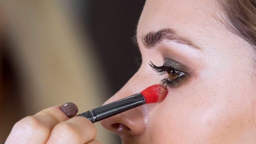 Smokey Eye Tutorial: How to Achieve That Perfect Smudge 4 Smudge the edge of the bottom lashes.