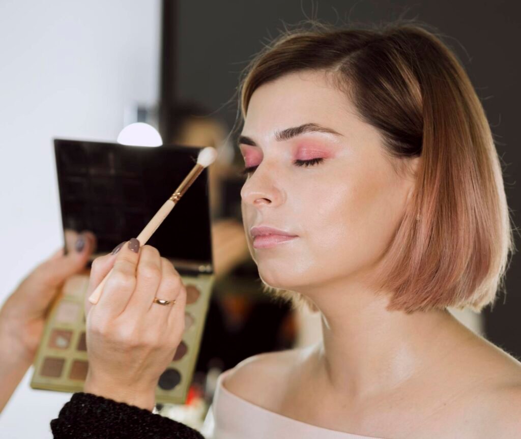 Smokey Eye Tutorial: How to Achieve That Perfect Smudge 3 Use a Transition Shade First