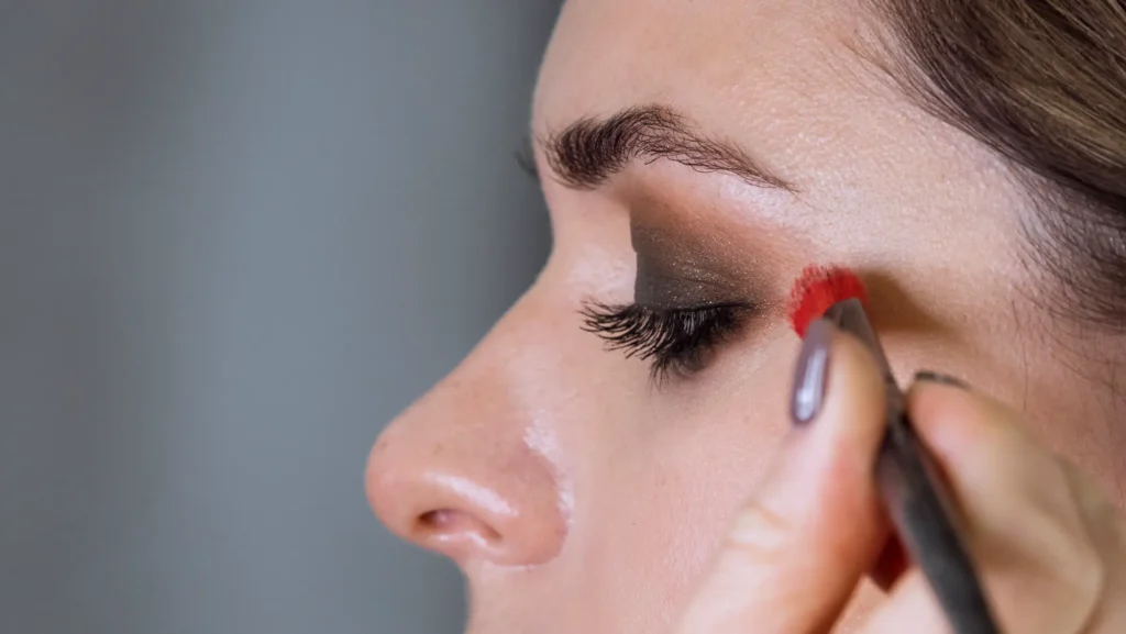 Smudge the edge of the bottom lashes.