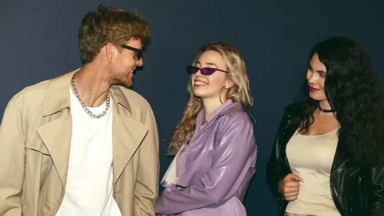 Blending the fashion of the 1980s and Modern Fashion