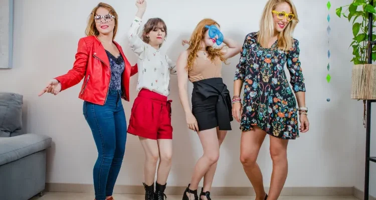 90 Outfits for Women: Style Guide & 90s Fashion Tips