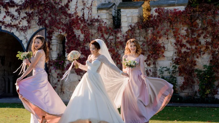 How to Fit the Ideal Wedding Dress